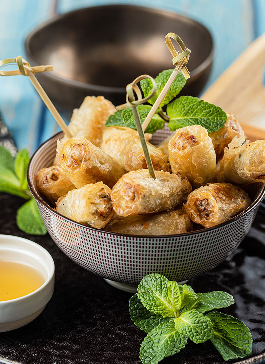 Des nems AGIS bien dorés en format mini présentés dans un bol et accompagnés de leur sauce nuoc mam