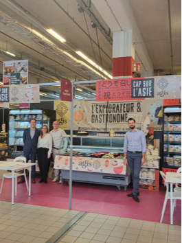 Une photo présentant l'équipe commerciale Agis sur son stand lors du salon Leclerc. Nous y voyons des banques avec des produits frais AGIS (plats cuisinés et spécialités exotiques)