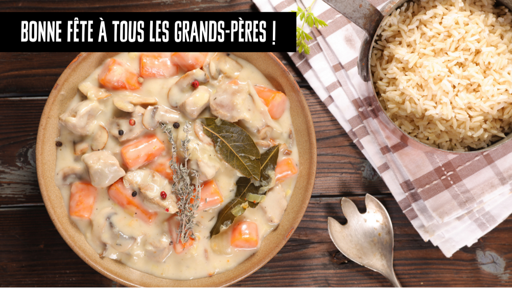 Une photo représentant une assiette posée sur une table en bois, contenant une blanquette de veau avec des carottes et des herbes aromatiques. Le plat est accompagné d'une casserole avec du riz.