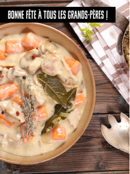 Une photo représentant une assiette posée sur une table en bois, contenant une blanquette de veau avec des carottes et des herbes aromatiques. Le plat est accompagné d'une casserole avec du riz.