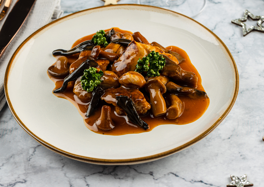 De tendres morceaux de filets de chapon rôtis, accompagnés d'une sauce au vin Sauternes, de champignons et de châtaignes.